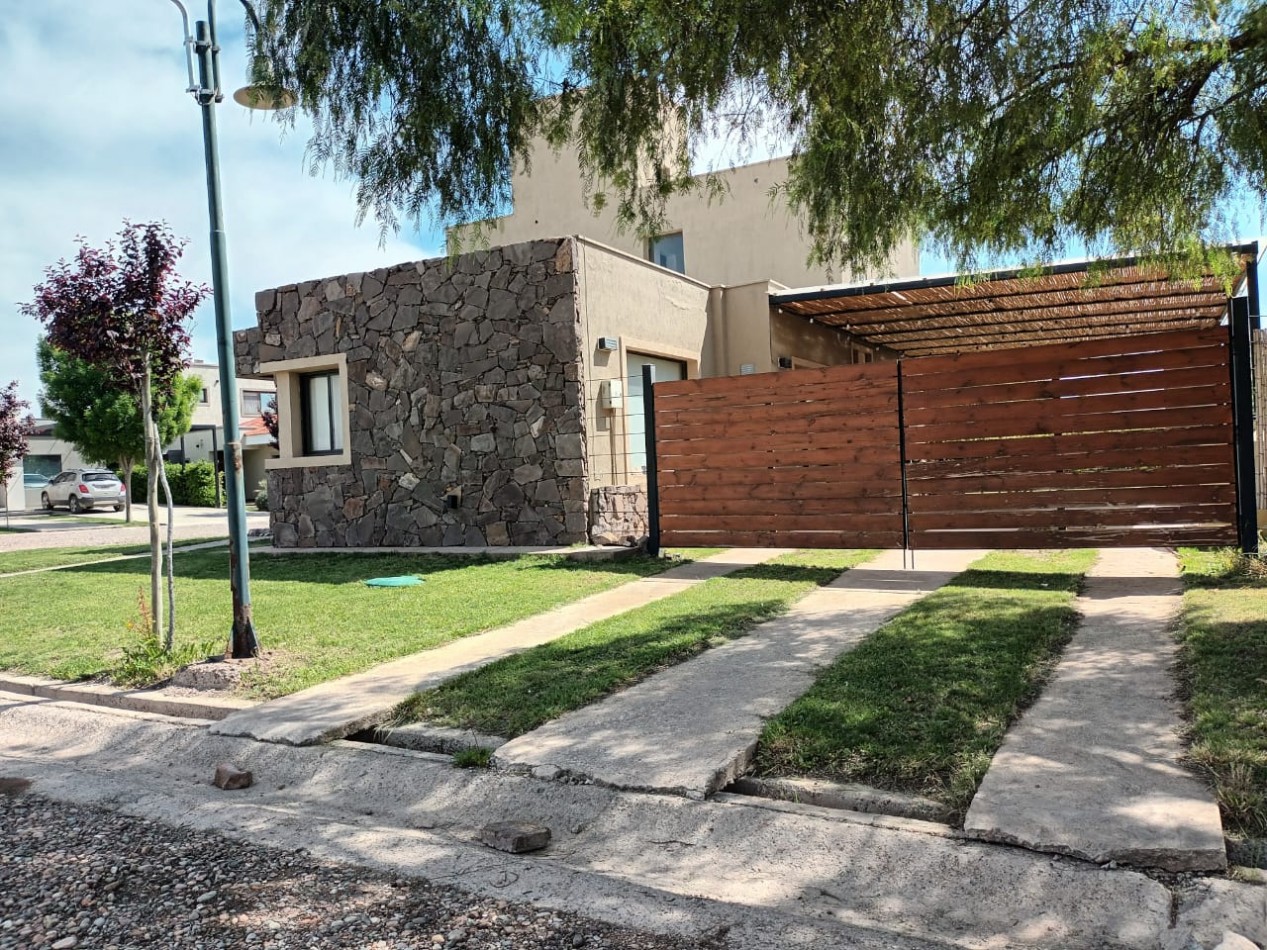 ¡Tu Casa Ideal en Lujan de Cuyo, Barrio Privado Vieytes!